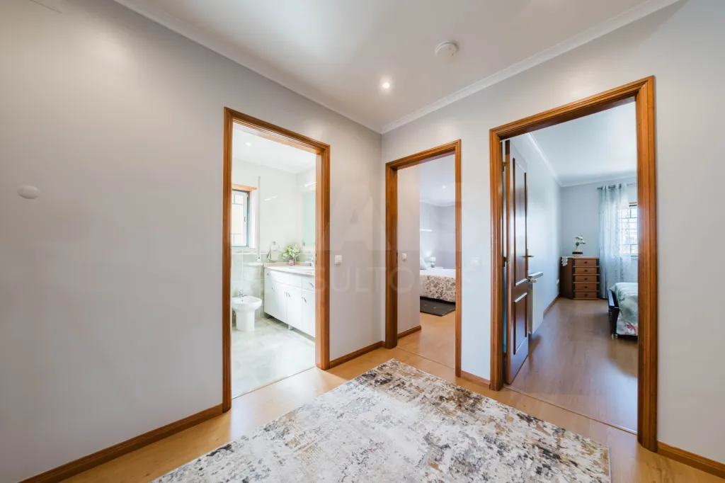 Moradia T3+1 pronta a habitar | Garagem fechada, pátio com churrasqueira e a 5 min das praias !