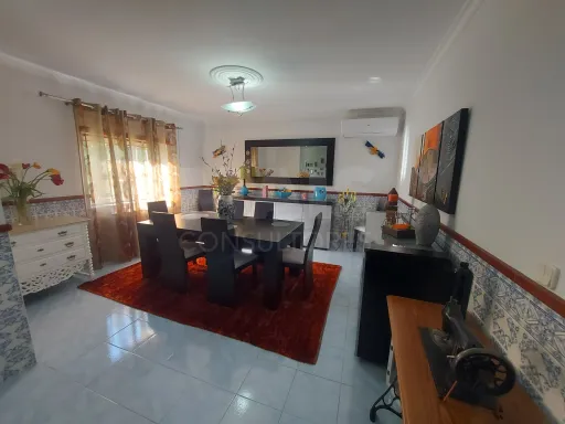 Moradia T5 com terreno e garagem em Côja