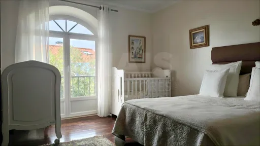Moradia T5 de Prestígio com Vista Mar, Terreno de 2.075 m² e Detalhes Artísticos Exclusivos