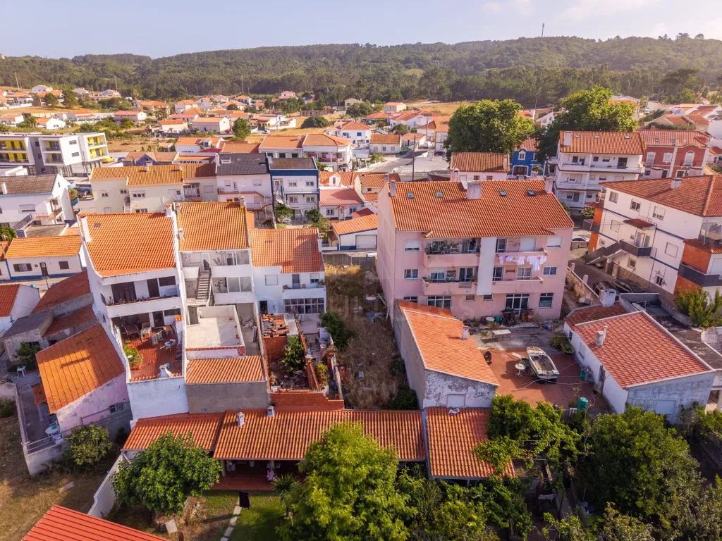 Terreno Urbano no Centro da Foz do Arelho | 240 m² | Implantação até 135 m² | Costa de Prata