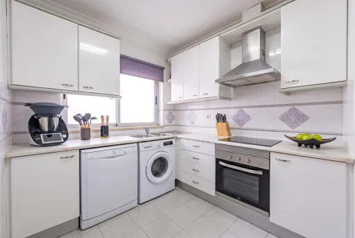 Apartamento T3 Renovado com Garagem Box – Cidade Nova, Caldas da Rainha