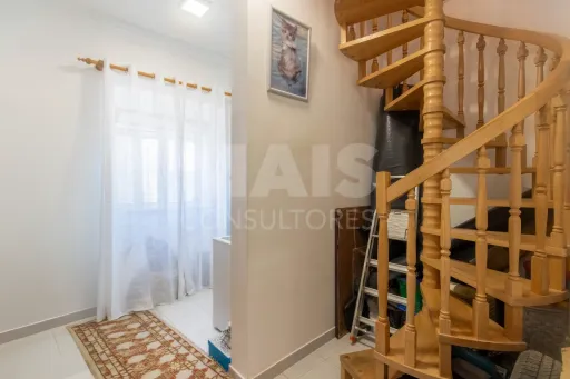 Moradia de dois pisos T5 118m2  renovada no Cadaval