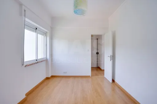 T2 Remodelado na Ramada | 3 Frentes | Excelente Luz Natural