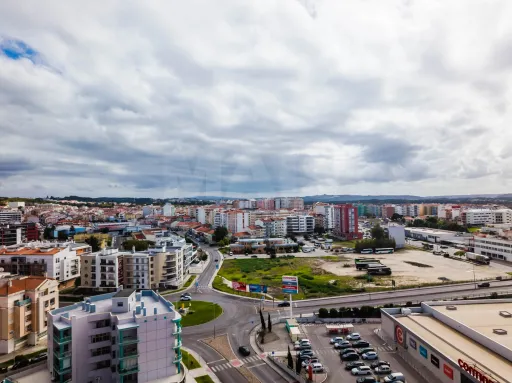 NÃO PUBLICAR Moradia T3 Semi-Nova no centro da cidade com garagem e terraço privativo