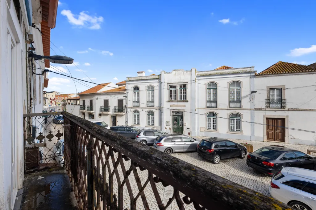 Oportunidade Única no Coração de Peniche — 124 m² com Potencial para Habitação