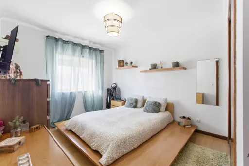 Apartamento T2 com varandas e arrecadação em Peniche