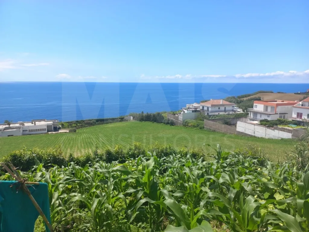 Excelente terreno vista ao mar. Zona a expandir
