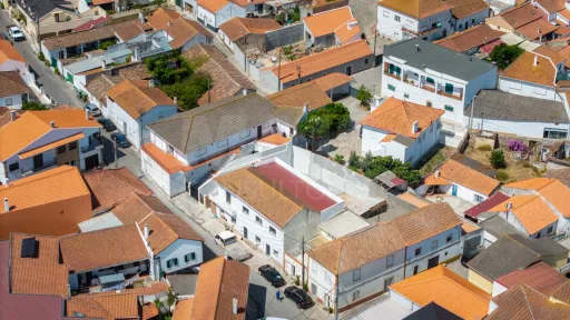 Apartamento T4 com quintal e estacionamento