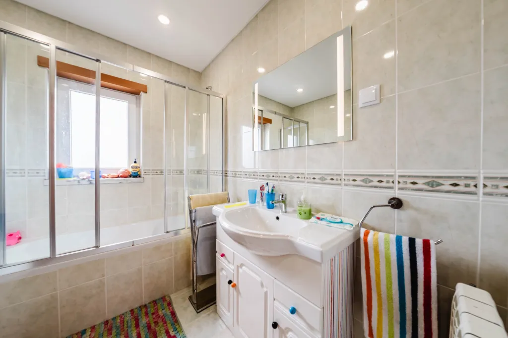 Moradia exclusiva com piscina aquecida, suite, garagem e jardim deslumbrante