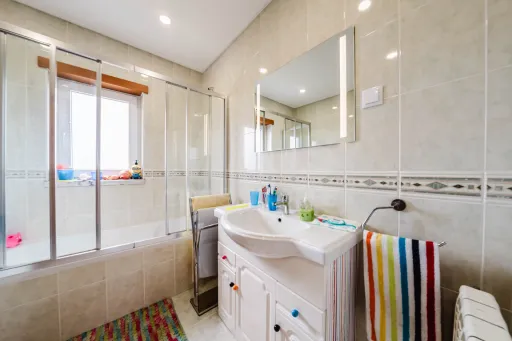Moradia exclusiva com piscina aquecida, suite, garagem e jardim deslumbrante