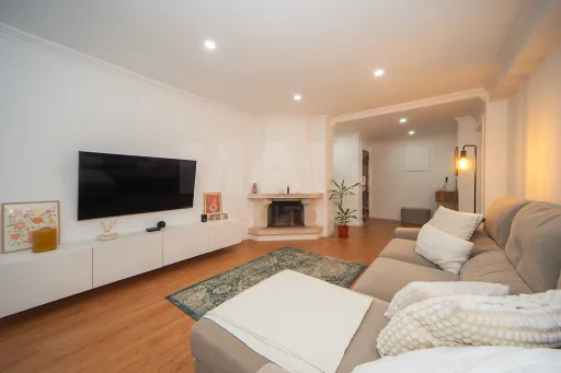 Refurbished 2-bedroom apartment