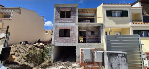 Moradia T3 Nova Geminada com Garagem, Jardim e Varandas – Caldas da Rainha