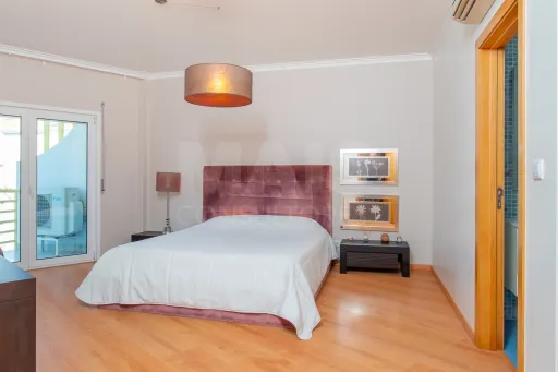 3-Bedroom Apartment with Parking in the Oliveirinhas Development in Samora Correia