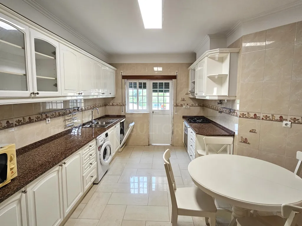 Moradia Geminada V4 com Logradouro e Estacionamento em Leceia - Oeiras