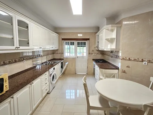 Moradia Geminada V4 com Logradouro e Estacionamento em Leceia - Oeiras