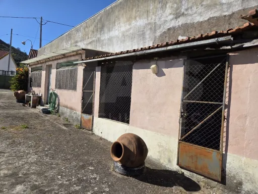 Moradia T3 com Jardim, Anexos e Enorme Potencial – Moitas Vendas