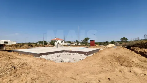 Moradia T3 Geminada c/ 1 Suite, Jardim, Parqueamento e Piscina! (LT2)