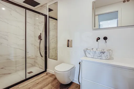 Apartamento T3 totalmente remodelado na Póvoa de Santa Iria com parqueamento