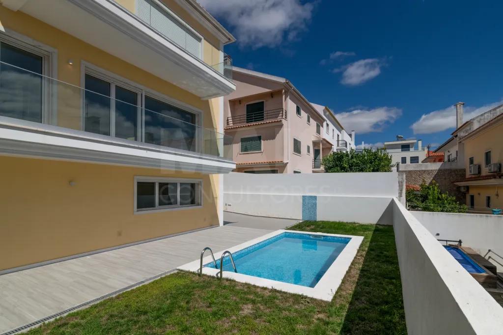 Moradia Geminada T4 + 1 com Piscina Famões