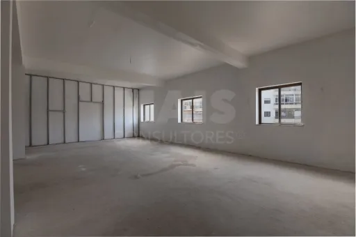 Loja para Transformação em Apartamento T3+1