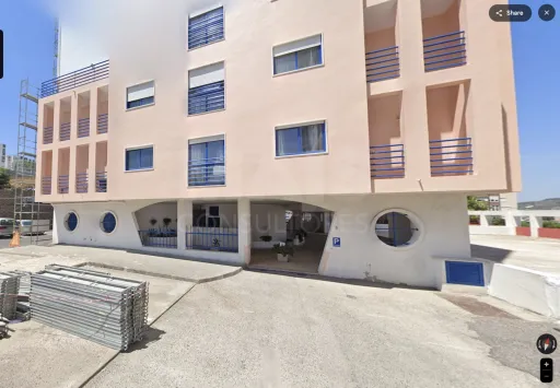 Loja Santo António dos Cavaleiros com 349,90m2 útil e 4 lugares de estacionamento