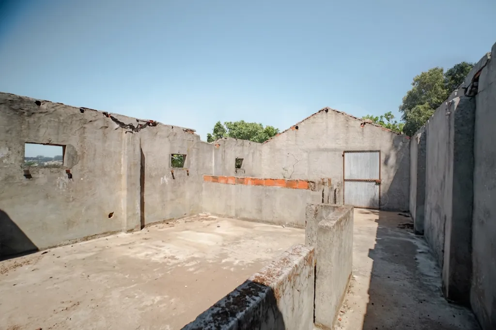 Quintinha T3 com 7.616 m² de terreno urbano e anexos (Casal do Rei)