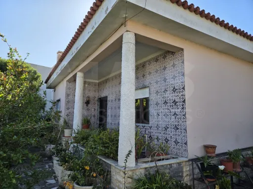 Moradia T3 com Jardim, Anexos e Enorme Potencial – Moitas Vendas