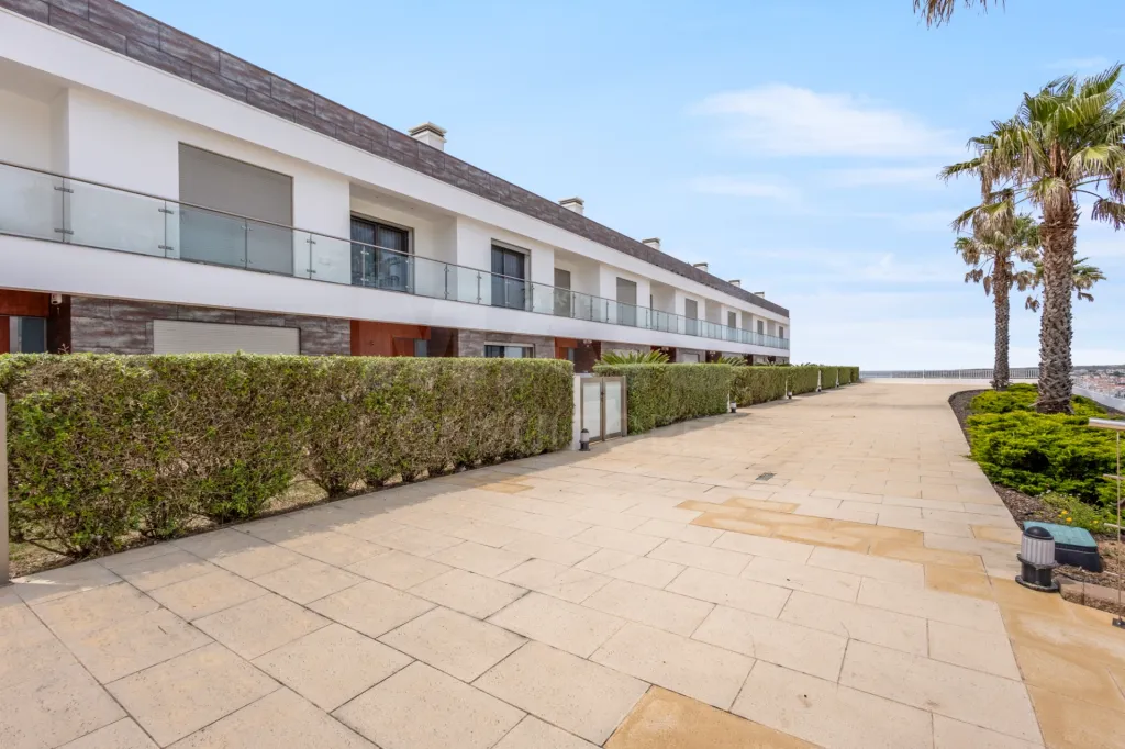 Moradia T4 com Vista Mar, Jacuzzi Panorâmico e Energia Solar | Lourinhã