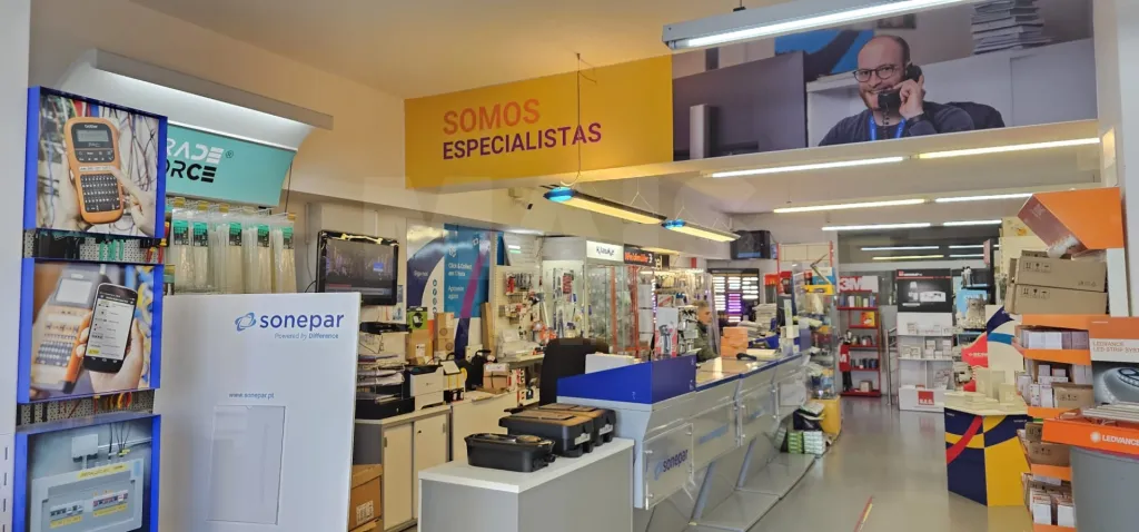 Loja Santo António dos Cavaleiros com 349,90m2 útil e 4 lugares de estacionamento