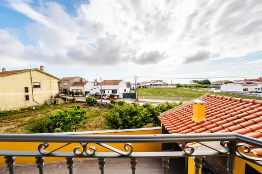 Moradia exclusiva com piscina aquecida, suite, garagem e jardim deslumbrante