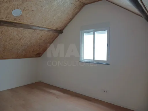 Moradia Totalmente Renovada com Logradouro e Churrasqueira | Refúgio de Tranquilidade a 15 Minutos de Alenquer