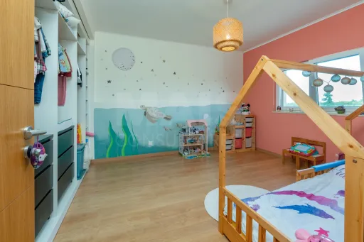 Moradia T4 térrea, semi-nova com terreno de 3500m2 em Salvaterra de Magos
