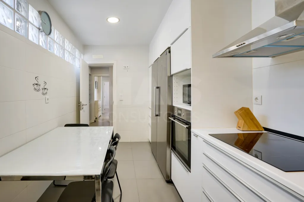T2 Renovado com Vista Rio | Av. Mouzinho de Albuquerque
