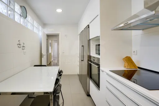 T2 Renovado com Vista Rio | Av. Mouzinho de Albuquerque
