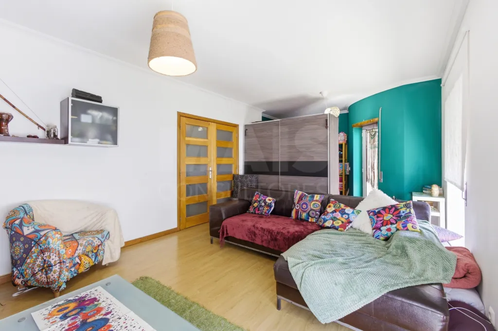 Apartamento T2 com varandas e arrecadação em Peniche