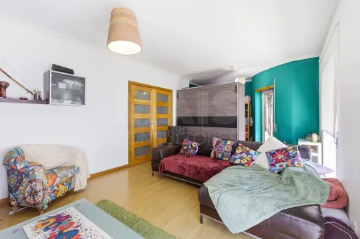 Apartamento T2 com varandas e arrecadação em Peniche