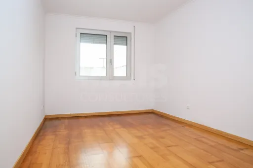 Amplitude e Conforto no Centro de Sobral de Monte Agraço Apartamento T2 Com Terraço