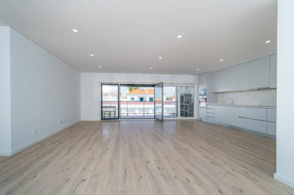 Premium, Like-New 3-Bedroom Apartment with Exceptional Balcony – Garage – Elevator – Convenient Access to Lisbon