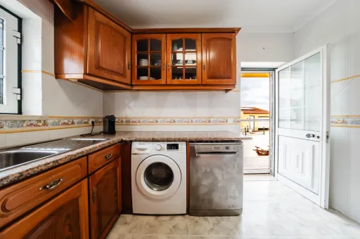Moradia T4 em Olho Marinho | 260m² | Lote 734m²