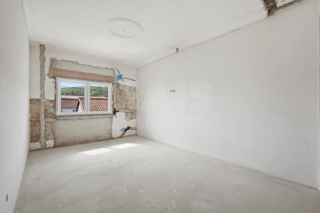 Apartamento T4 com quintal e estacionamento