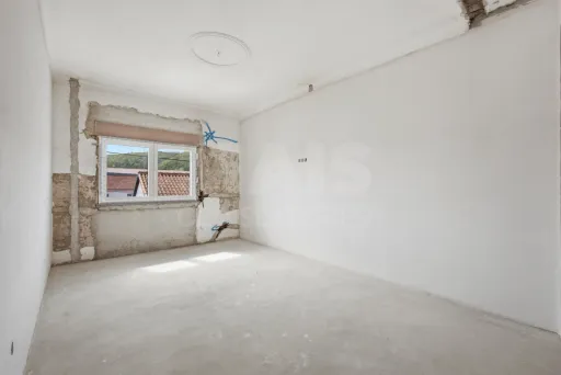 Apartamento T4 com quintal e estacionamento