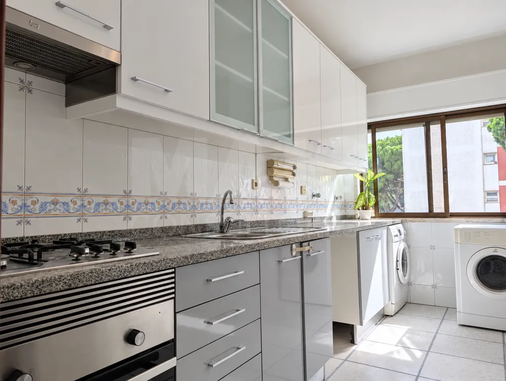 3-Bedroom Apartment in Downtown Carnaxide