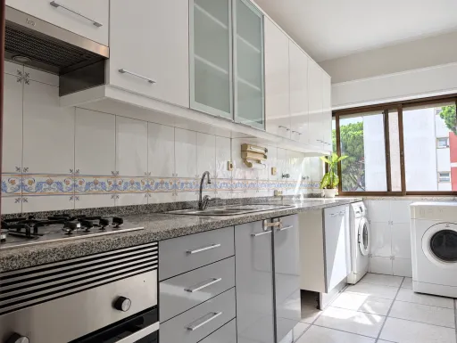 3-Bedroom Apartment in Downtown Carnaxide