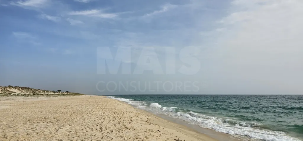 Moradia Contemporânea com terreno 700m2 em Soltroia – Próxima da Praia