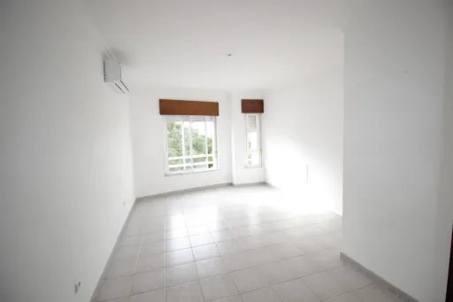 Apartamento T2  c/ duas frentes em Arcena, Alverca