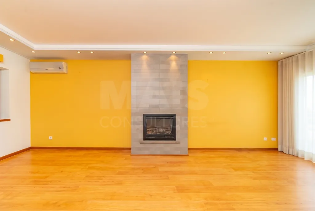 Apartamento T3 com garagem e arrecadação