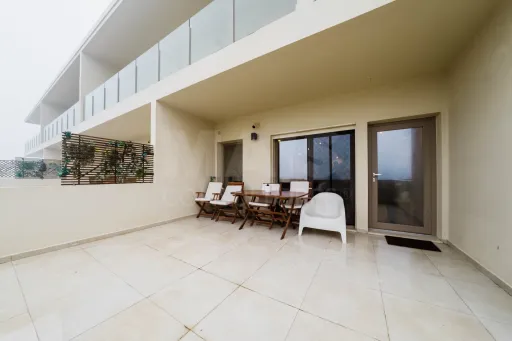 Apartamento T2 com terraço em condomínio privado perto da praia – Honeysands Residences, Areia Branca