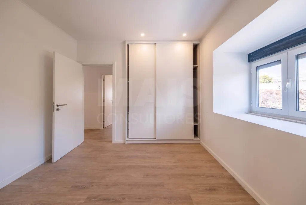 Moradia T2+1 totalmente remodelada com garagem e sótão em Alfeizerão