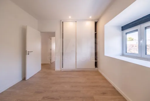 Moradia T2+1 totalmente remodelada com garagem e sótão em Alfeizerão