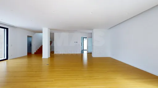 Moradia nova com piscina T4 em Linda a Velha